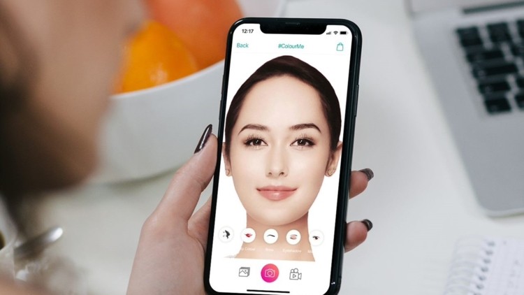 An image of the L’Oréal virtual makeup testing service with ModiFace in practice